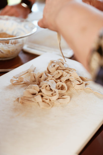 Mani in pasta